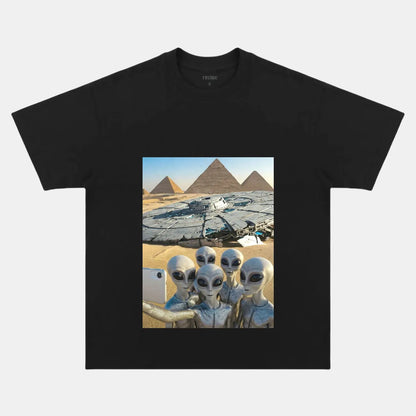ALIENS TAKE PHOTO WITH PYRAMIDS T-THIRT