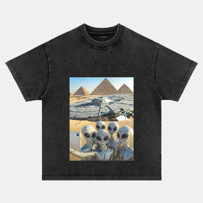 ALIENS TAKE PHOTO WITH PYRAMIDS T-THIRT