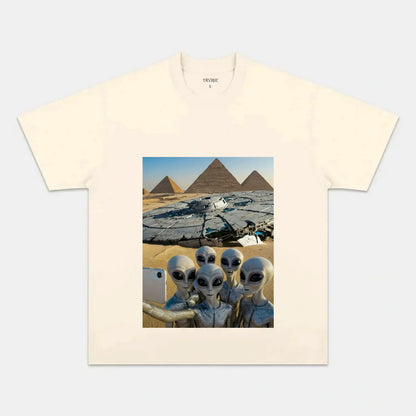 ALIENS TAKE PHOTO WITH PYRAMIDS T-THIRT