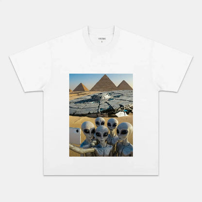 ALIENS TAKE PHOTO WITH PYRAMIDS T-THIRT