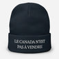 Navy blue beanie with embroidered text from Le Canada n’est pas à vendre tuque, ideal for custom apparel and screen printing